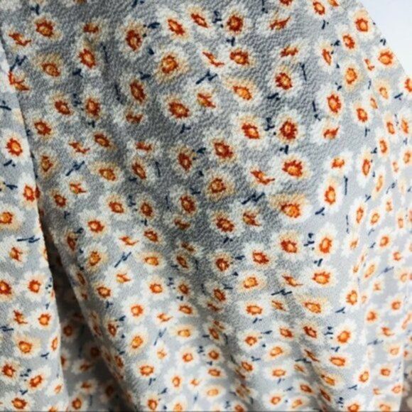 Francesca’s Carissa Front Tie Knot Cropped Floral Top Gray S - Picture 4 of 11